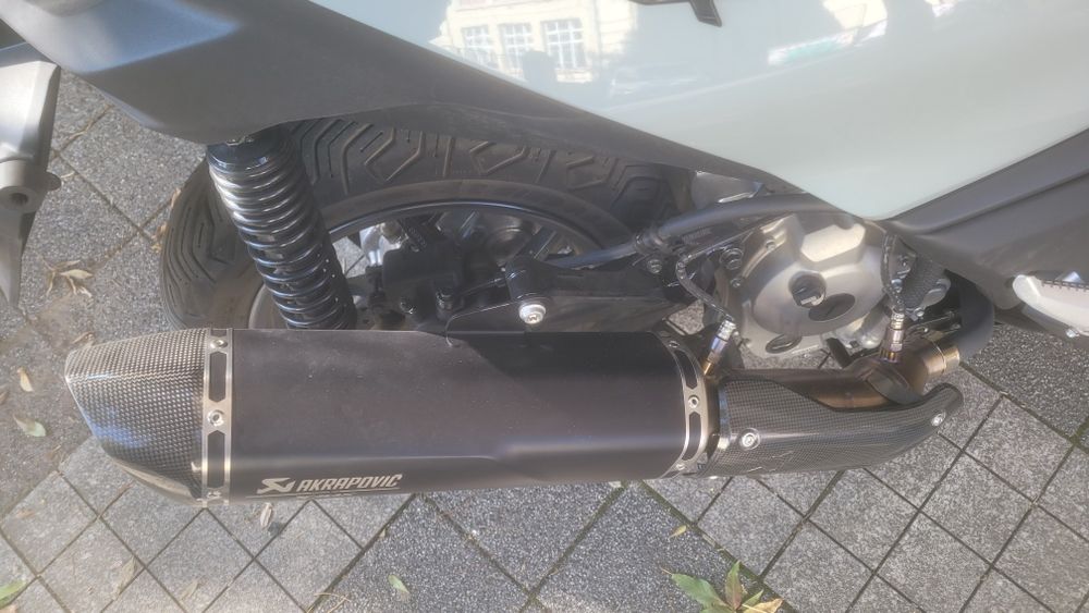 Akrapovic yamaha x max 300 2025