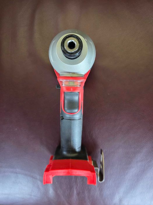 MilwaukeeMasina de insurubat cu impact cu motor, fara perii 1/4"Hex Milwaukee model M18 CBLID-0