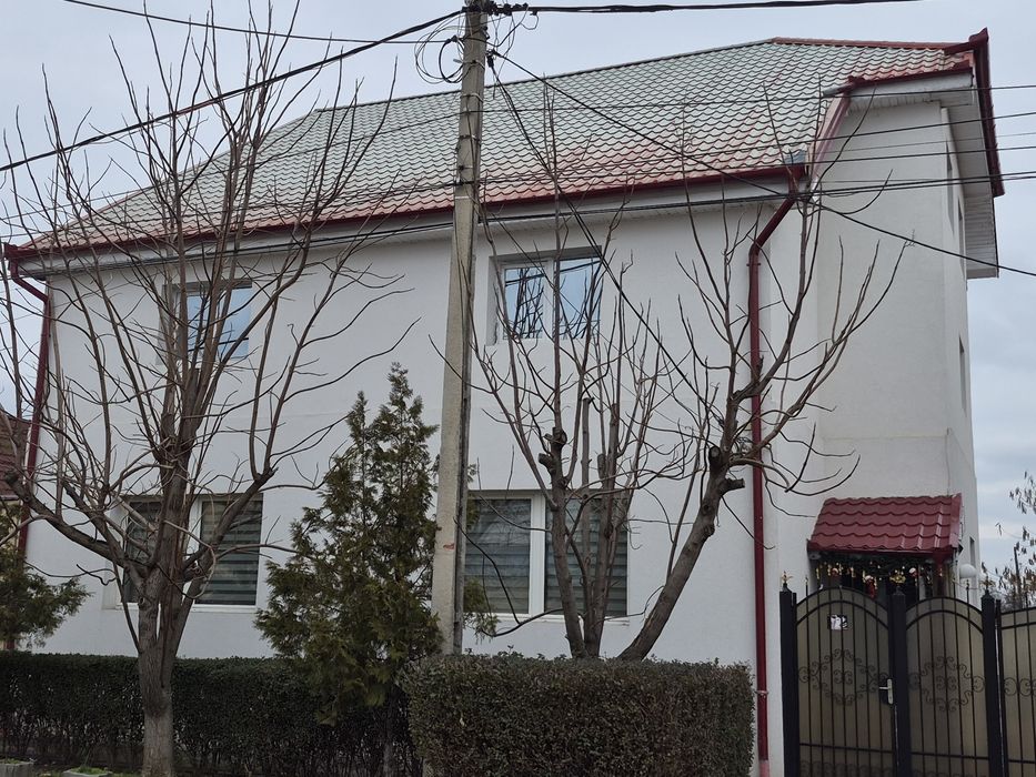 Vând casa vila cu teren mare