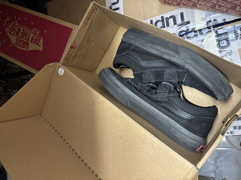 Продам обувь 2 пры vans оригиналы оба носил , 2месяца