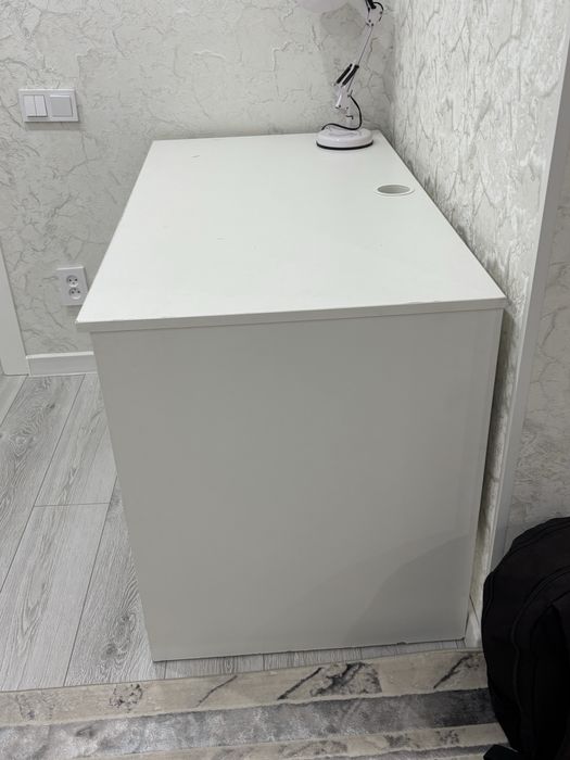 Компьютерный стол со встронным комодом