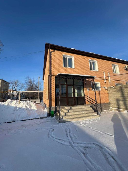 В продаже таунхаус, расположенный в районе Военный городок.