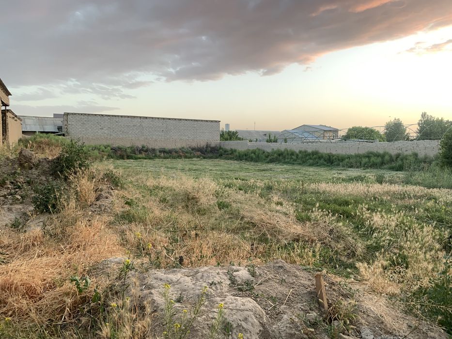 Срочно уй сотилади сув ва газ бор, сотихини булиб бериш имкони мавжуд