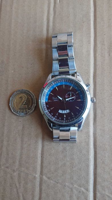 Голям масивен работещ кварцов часовник Valia 8252 .