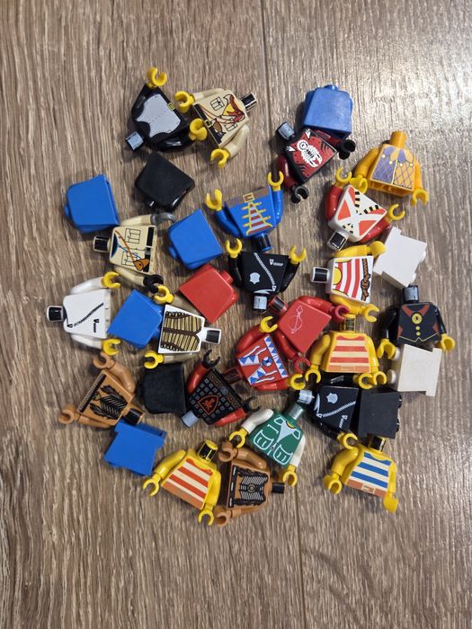 Lego medievale minifigurine scuturi accesorii etc