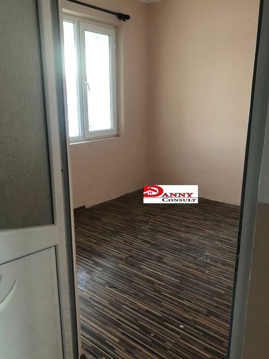 Двуетажна монолитна къща с двор в с. Беброво