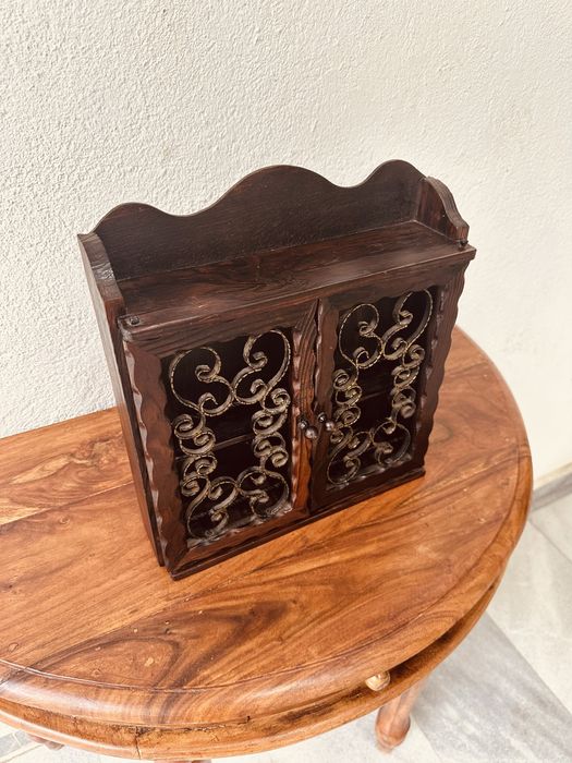 Ръчно изработен стенен шкаф с метлни релефни орнаменти на вратите