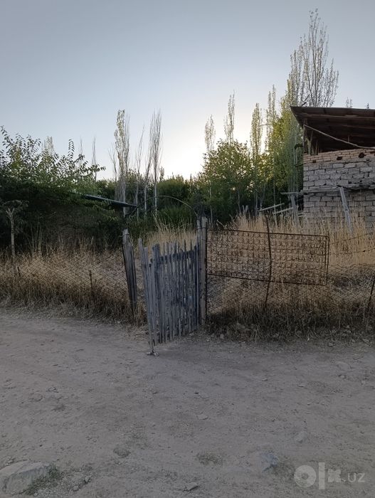 Oqtoshga yaqin joyda  quruq yer sotiladi