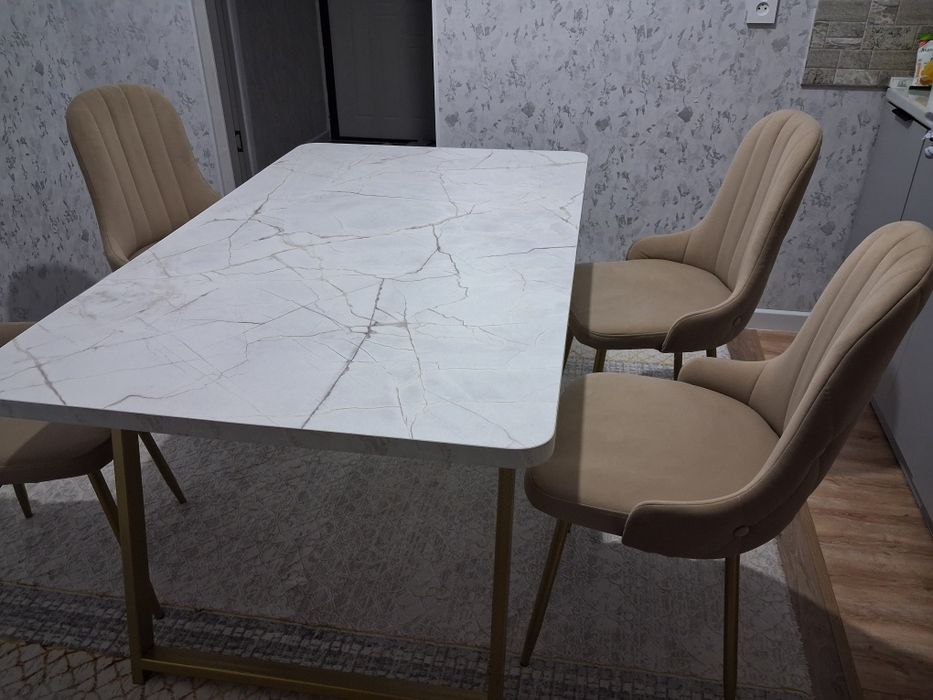 Кухонный стол и стулья