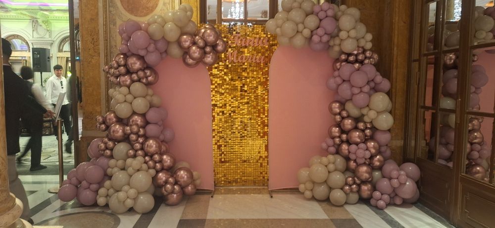 Aranjamente cu drapaj si fotocorner floral si  arcade de baloane