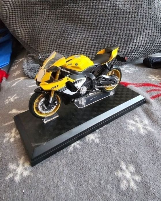 Macheta motocicleta yamaha yzrfr1 scara 1:12 noua