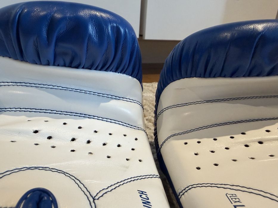 Боксерский комплект Clinch: перчатки 12 oz + шлем