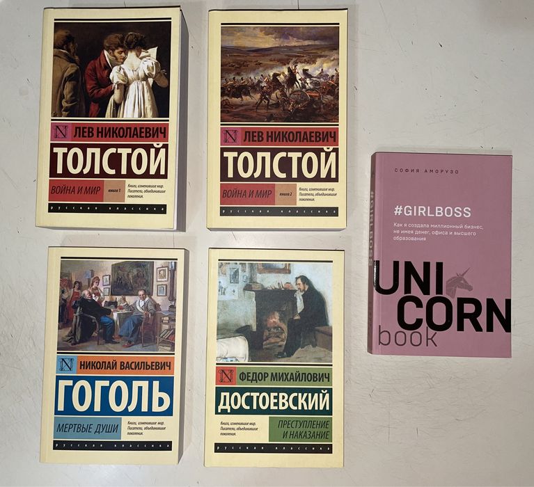 Продаются разного жанра книги.