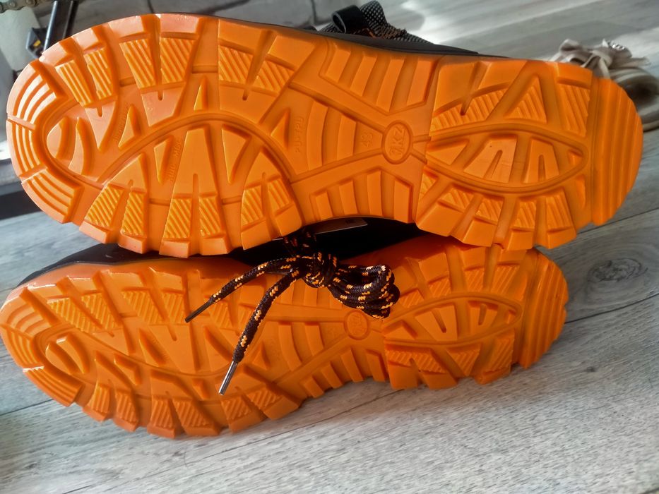 продам новый спец ботинка