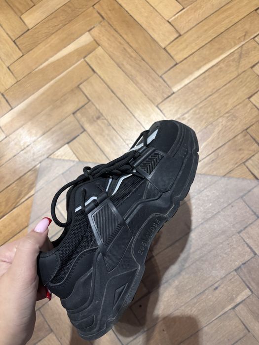 Черни обувки с подметка