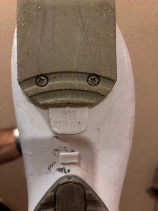 Ски, обувки и щеки за момиче