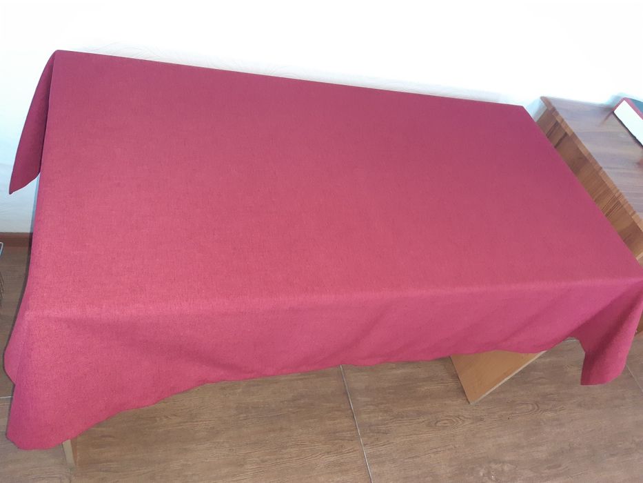 Продам скатерт и чехлы для стульев