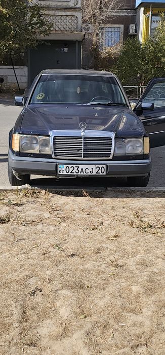 Мерседес бенс 124 седан