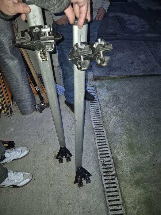 Vând 2 bări universale pentru plafon