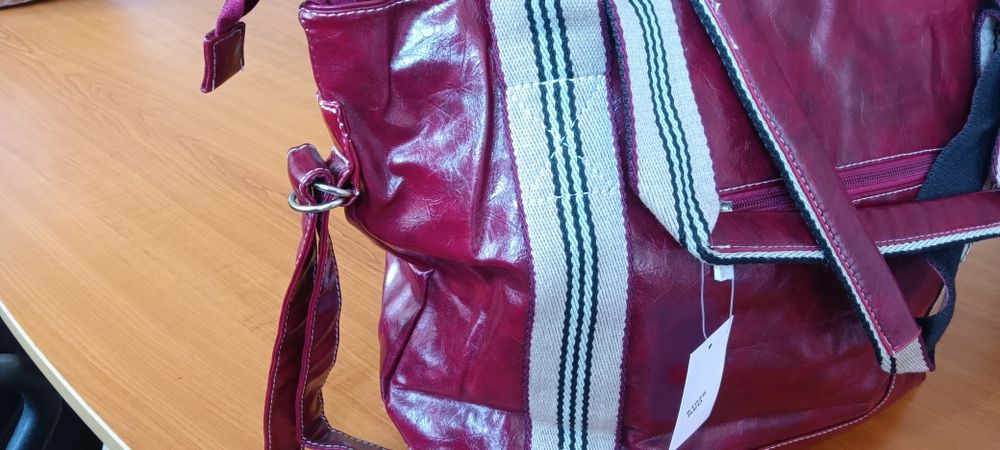 Дамска чанта от зелена еко кожа с къса и с дълга дръжка и ефектна катарама.Разпределението вътре е от две отделения и преграда с цип в средата