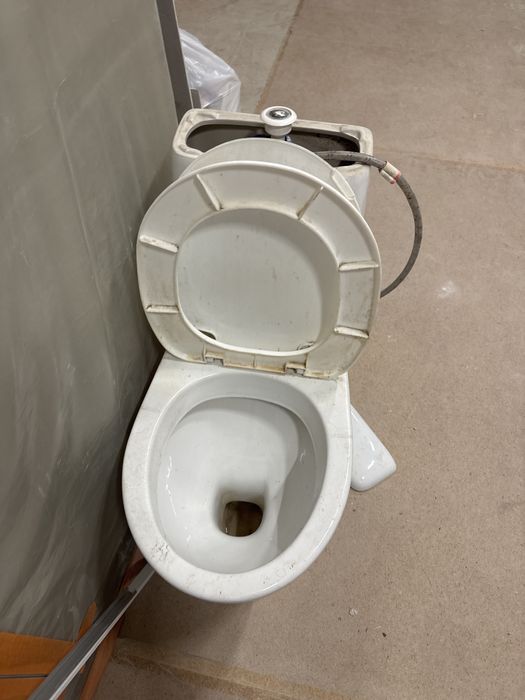 Унитаз с бачком,  рабочий