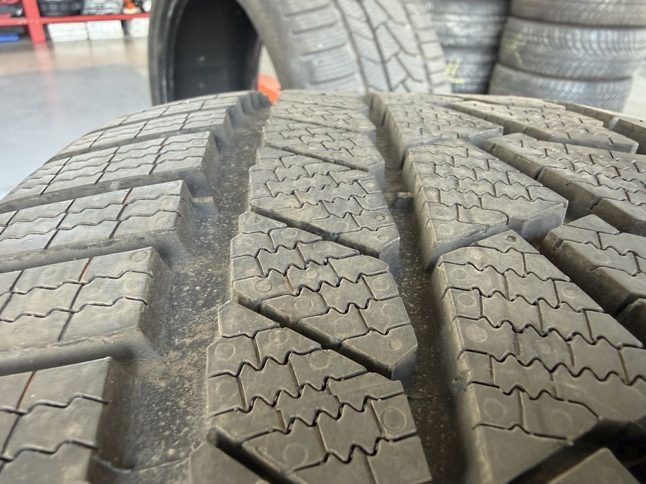 4бр. ПОЧТИ ЧИСТО НОВИ Зимни Гуми С Борд 245/35R/20W,XL -CONTINENTAL- DOT:2423 - 8.4мм.+8.0мм.