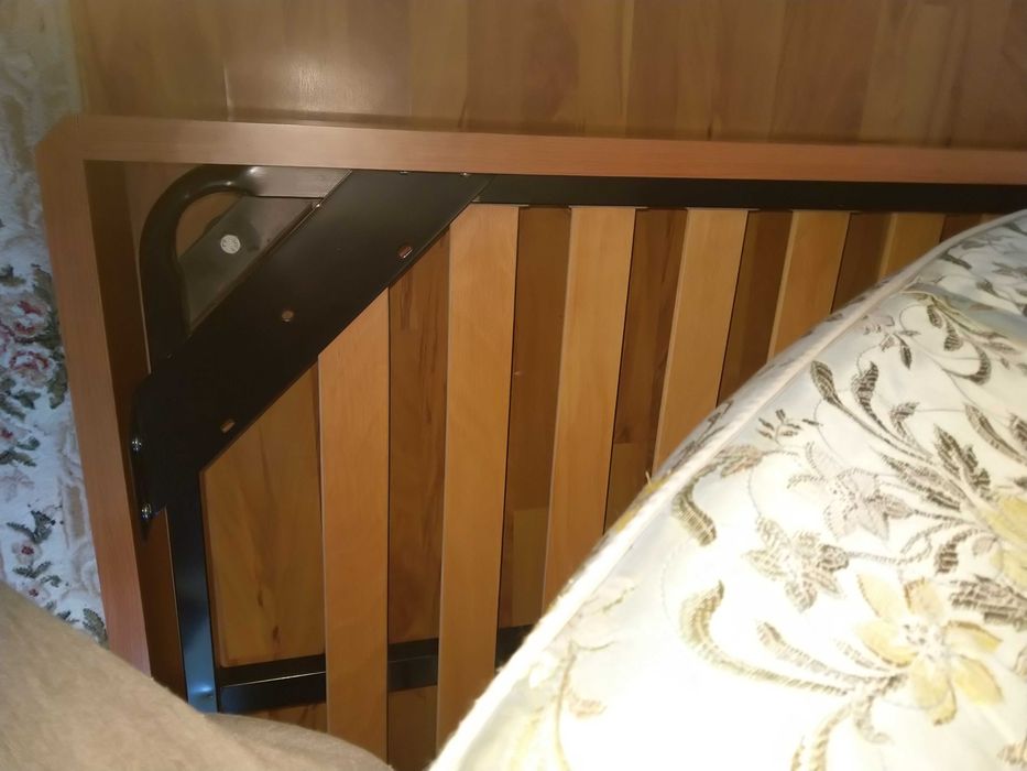 Vând pat de dormitor cu saltea.