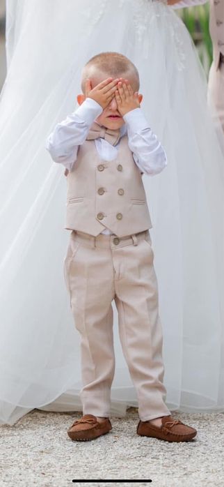 Детски бежов костюм