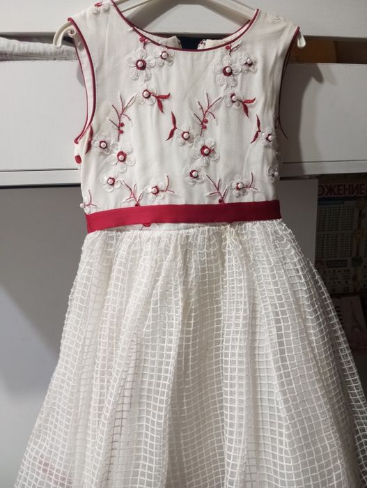 Продам нарядные платья 6-7 лет