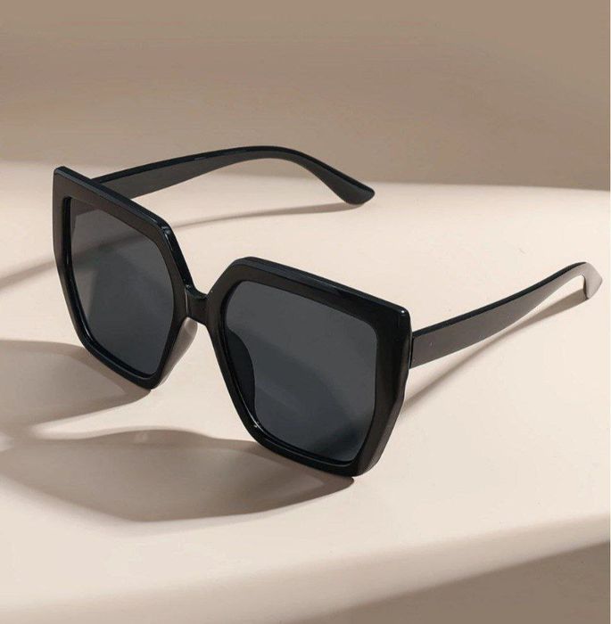 Очки солнцезащитные.