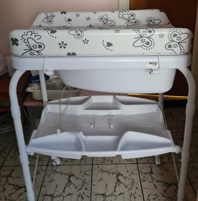Vând masa de infasat cu cadita