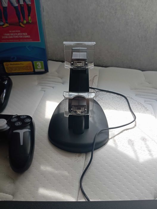 Продавам Play Station 4 PRO 1TB с игри