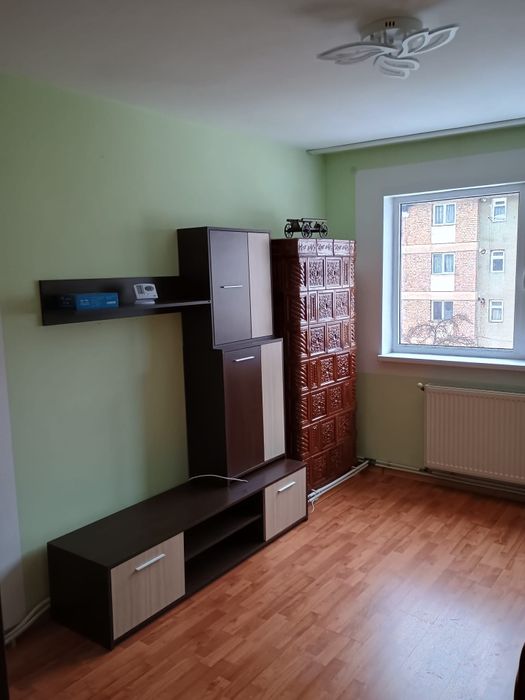 Apartament 3 camere semidecomandat