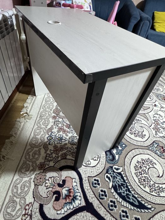 Компютерный(писменный) стол сотилади