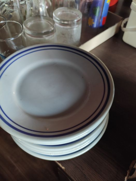 Чаши за алкохол и чинии