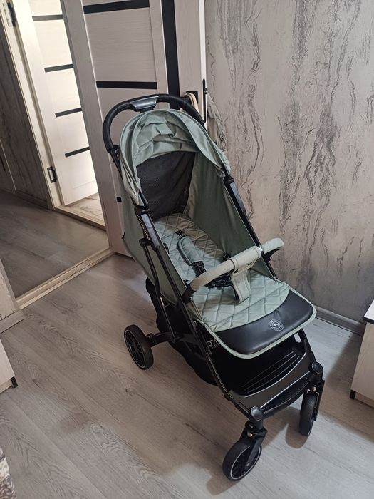 Продаётся фирменный коляска Ining baby
