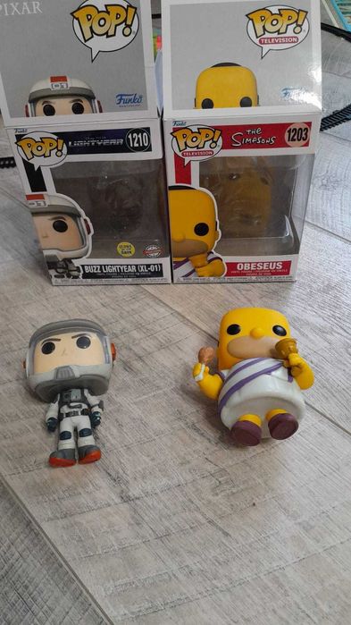 Игрушки базлайтер и симпсон заяц