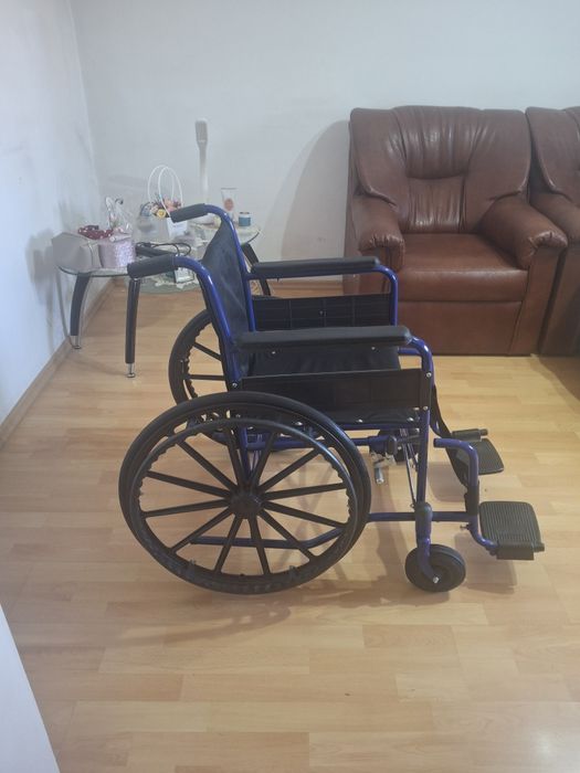 Cărucior cu rotile pentru adulți în stare foarte bună