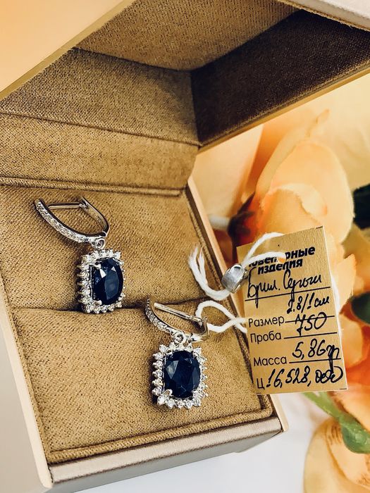 Изящные золотые серьги с бриллиантами и Сапфирами