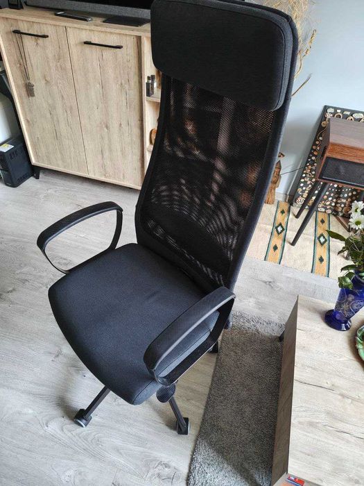 Scaun directorial birou Ikea, model Markus, rotativ, gri inchis