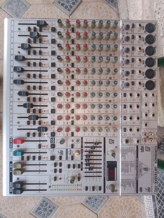 Yamaha 7000 behrenger 4000 VA Pult Sotiladi