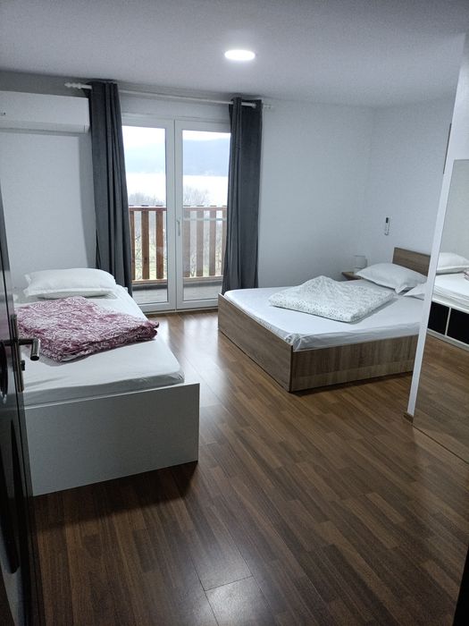 Lacul Surduc, casă/ cabana pe mal de închiriat/jacuzzi /grătar/ceaun