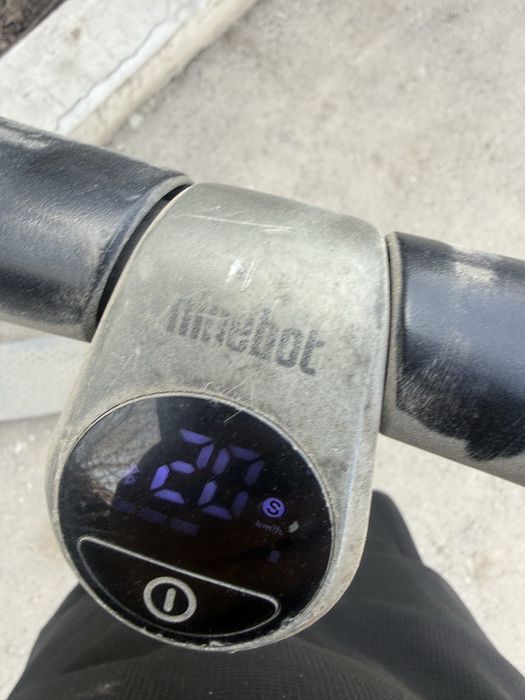 Электросамокат на ходу.