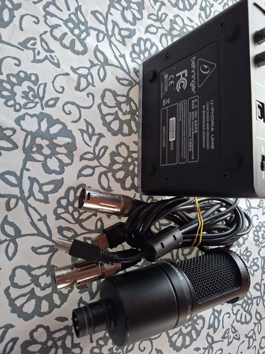 Vând microfon și behringer