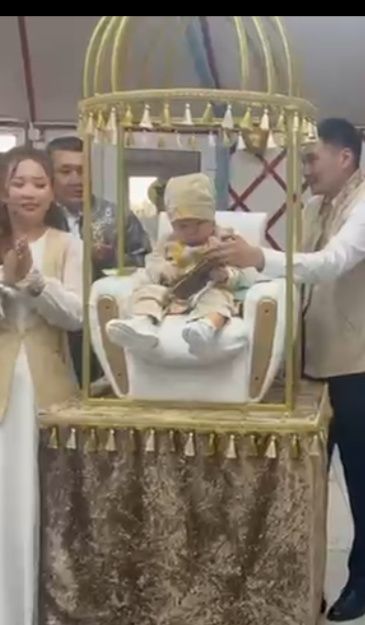 Трон, тұсаукесер