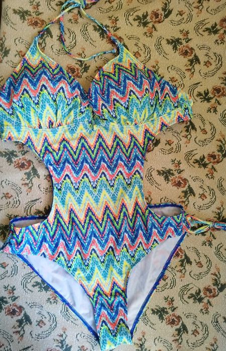 Цял бански в кралско синьо с изрязани елементи