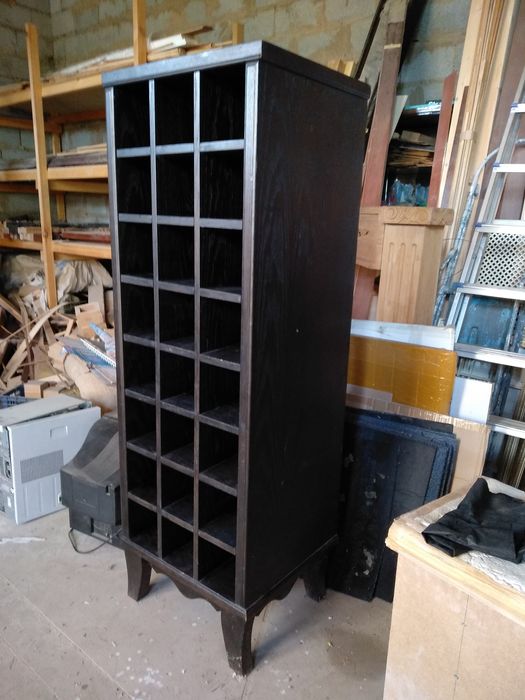 Продам деревянный винный шкаф.