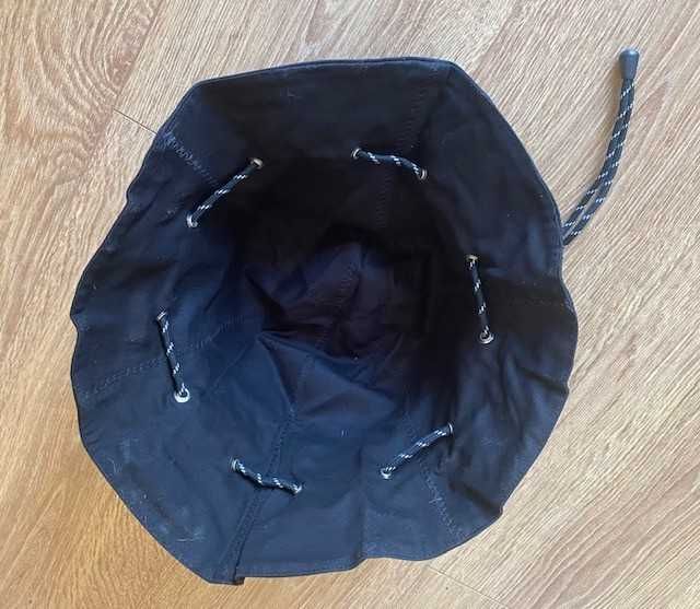 Pălărie bucket neagră cu șnur reglabil – One Size