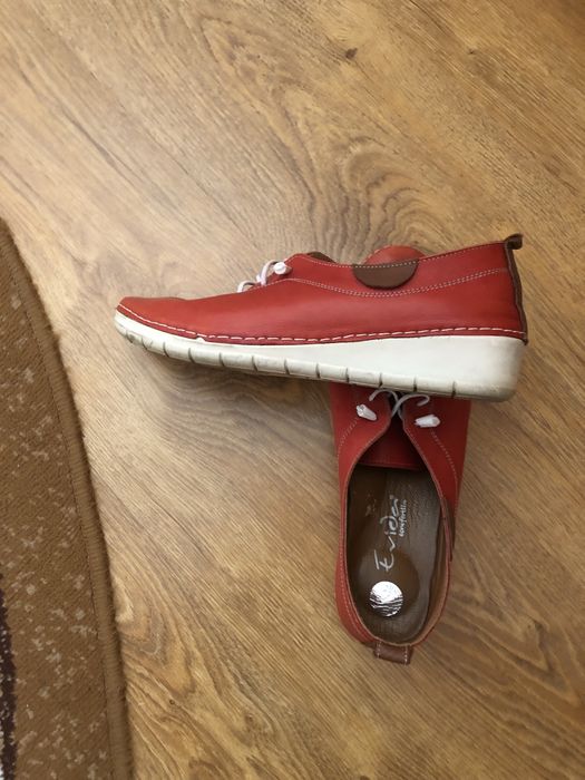 Два броя дамски обувки само за 20лв