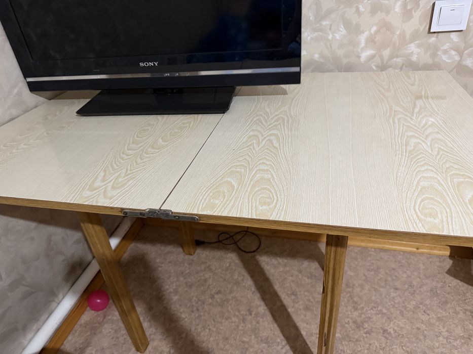 Стол и 2 табурета